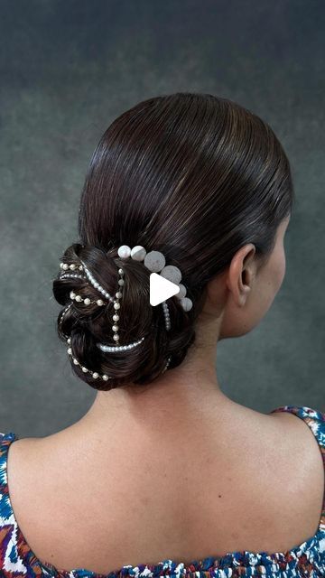 𝐒 𝐔 𝐊 𝐇 𝐕 𝐈 𝐑   𝐒 𝐈 𝐍 𝐆 𝐇 on Instagram: "How about this Hairstyle?

Hair @goldyhunjanmakeupstudio" Punjabi Hairstyles With Suit, Hairstyle With Suit, Punjabi Hairstyles, Hair Style Vedio, Swami Samarth, April 4, Girl Hair, G H, Architecture House