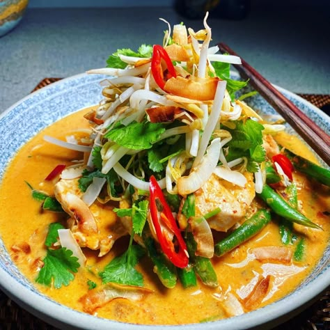 Quick Chicken Laksa — Em's Food For Friends Chicken Laksa Soup Recipe, Laksa Soup Recipe Easy, Easy Laksa Recipe, Laska Soup Recipe, Chicken Laksa Recipe, Laksa Soup Recipe, Chicken Noodle Soup With Rotisserie, Food For Friends, Chicken Laksa