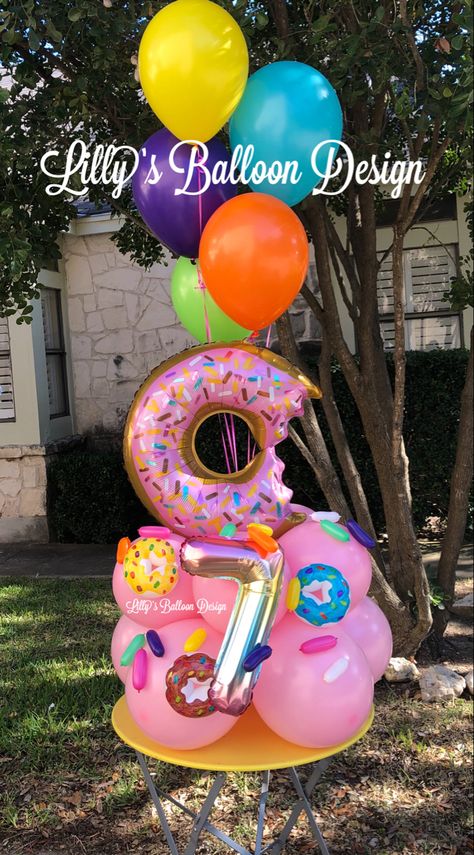 Donut Balloon Column, Dounats Decoration Birthday, Donut Centerpiece Ideas, Candy Theme Birthday, Chocolate Doughnut, Donut Theme Party, Monkey Birthday Parties, Candy Theme Birthday Party