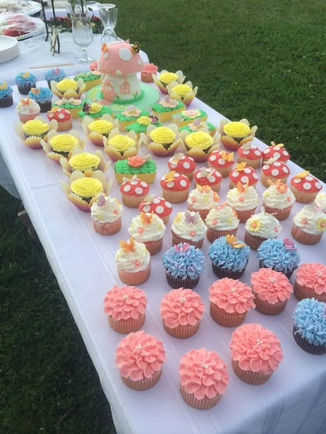 Fairy Garden Themed Cupcakes, Simple Fairy Cupcakes, Fairy Cupcakes Enchanted, Enchanted Fairy Garden Party Cake, Fairy Garden Treat Table, Fairy Garden Birthday Cupcakes, Fairy Party Candy Table, Cupcakes Fairy Theme, Diy Fairy Birthday Cake