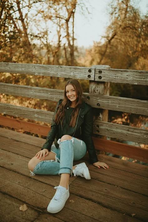 Fall Senior Photos, Fall Senior Portraits, Senior Portrait Outfits, Cute Senior Pictures, Senior Photo Shoot, Senior Photoshoot Poses, Senior Photography Poses, Fall Portraits, Oregon Elopement