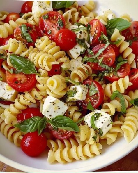 Caprese Pasta Salad Pasta Salad With Tomatoes And Mozzarella, Caprese Basil Pasta Salad, Italian Caprese Pasta Salad, Caprese Pasta With Basil, Pasta Cherry Tomatoes Basil, Best Caprese Pasta Salad, Vegetarian Pastas, Caprese Pasta Recipe, Mozzarella Tomato Basil