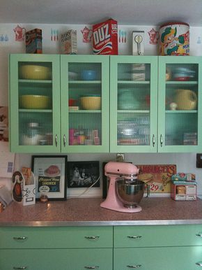 Fire-King green cabinets, pink stand mixer, linoleum counters - cute vintage! Credenza Liberty, Retro Kitchen Remodel, Mint Green Kitchen, Pink Terrazzo, Credenza Vintage, Kitchen Canvas, Kitchen Retro, Retro Renovation, Kitschy Kitchen