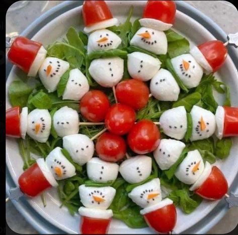 Cheese Snowman Appetizer, Fruit Platter Winter, Burrata Snowman Appetizer, Snowman Appetizer Ideas, Santa Appetizers Holidays, Snowman Charcuterie Board Ideas, Mozzarella Snowmen, Snowman Appetizers, Snowman Food Ideas