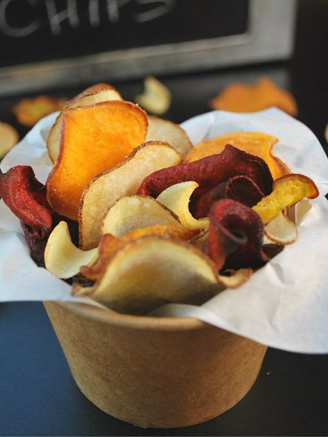 Delicious and crispy homemade root vegetable chips that are just like Terra, only much healthier and cost up to 50% cheaper! Save some cash and make them yourself! :: DontWastetheCrumbs.com Healthy Salty Snacks, Honey Roasted Almonds, Beet Chips, Parmesan Chips, Healthy Chips, Vegetable Chips, Dehydrated Foods, Veggie Chips, Homemade Applesauce