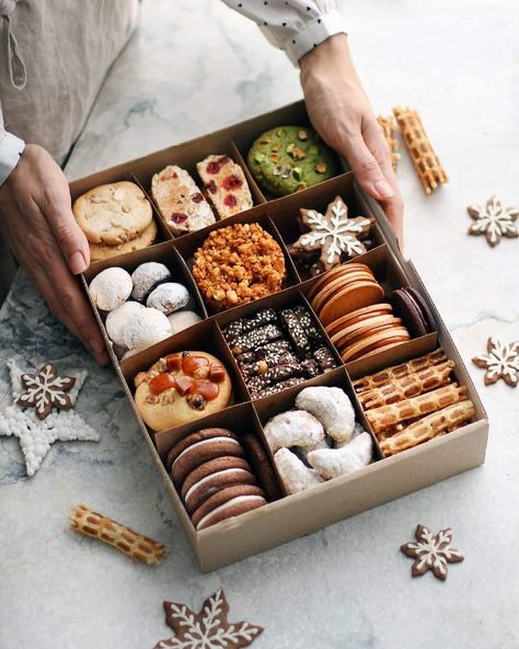 Cookie Box Photography, Christmas Baking Boxes, Packaging Christmas Cookies, Cookie Boxes Packaging Diy, Christmas Cookies Gift Packaging, Baked Goods Gift Ideas, Baked Goods Box, Christmas Baked Goods Gifts, Christmas Cookie Box Ideas