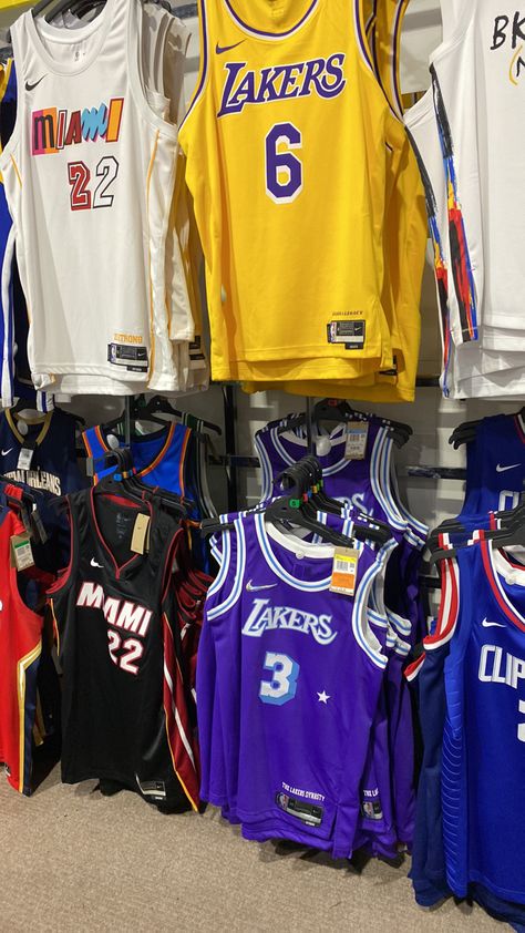 Jersey Over Hoodie, Lakers Outfit, Nba Fits, Basketball Jersey Outfit, Lakers Shirt, Lakers T Shirt, Lakers Jersey, Bryant Lakers, Nba Store