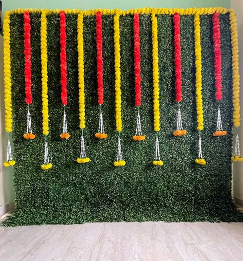 Backdrop rental Chennai - Pakkarent Simple Mehandi Backdrop, Kelvandecoration Simple, Simple Background Decoration Ideas, Simple Flower Backdrop, Saree Backdrop Ideas, Flower Backdrop Photoshoot, Simple Backdrop Decorations, Simple Backdrop Ideas, Mehandi Backdrop