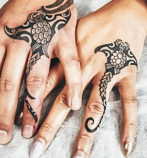 If you are trying to find a drawing that has a deep meaning and intricate design, then the Polynesian tattoo is just for you. You can get inspired by many ideas and learn more about this oceanic culture in our article. Hawaiian Tattoos For Couples, Polynesian Hand Tattoo For Men, French Polynesian Tattoo, Polynesian Hand Tattoos For Women, Polynesian Tattoos Women Meaning, Polynesian Hand Tattoo, Hawaiian Tattoo Designs, Fijian Tattoo, Hawaiian Tattoo Meanings