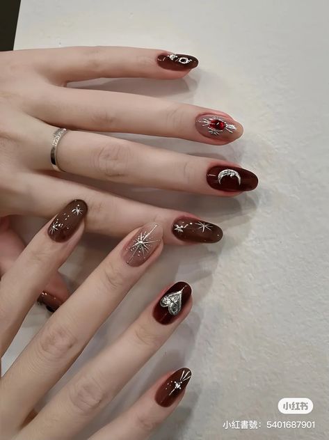 Maroon Nail Art Ideas, Winter Red Nails Design, Burgundy And Silver Nail Designs, Kutek Maroon, Nail Art Simple Elegant Classy Maroon, Nail Art Red Wine, Nail Art Korean Style, Nail Art Maroon Elegant, Nailart Merah Maroon