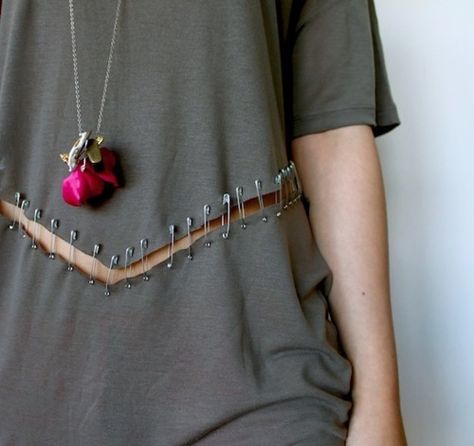 DIY safety pin shirt Diy Safety Pin Shirt, Safety Pin Shirt, Safety Pins Fashion, Diy Gothic, Diy Clothes Refashion Videos, Diy Safety, Safety Pin Crafts, Diy Clothes Refashion, Diy Clothes Videos