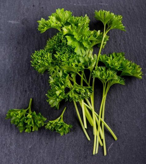 Hemoglobin Rich Foods, Benefits Of Parsley, Estrogen Rich Foods, Parsley Benefits, Parsley Tea, Chou Romanesco, Avocado Health Benefits, Liver Issues, Tomato Nutrition