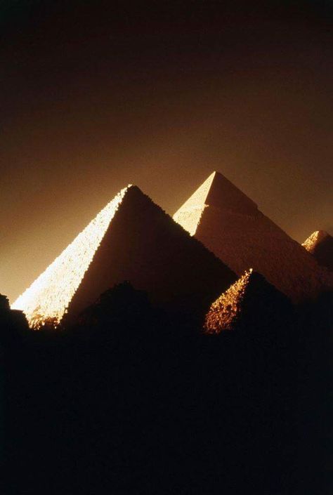 Pyramids At Night, Pyramid Art, Ancient Egypt Aesthetic, Egyptian Aesthetic, Pyramids Of Egypt, Pyramid Of Giza, Egypt Pyramids, Giza Pyramids, Egypt Aesthetic