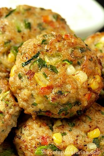 Corn Burger, Chicken Zucchini, Burger Bar, Green Onion, Idee Pasto Sano, Fresh Corn, Veggie Burger, Zucchini Recipes, Crab Cakes