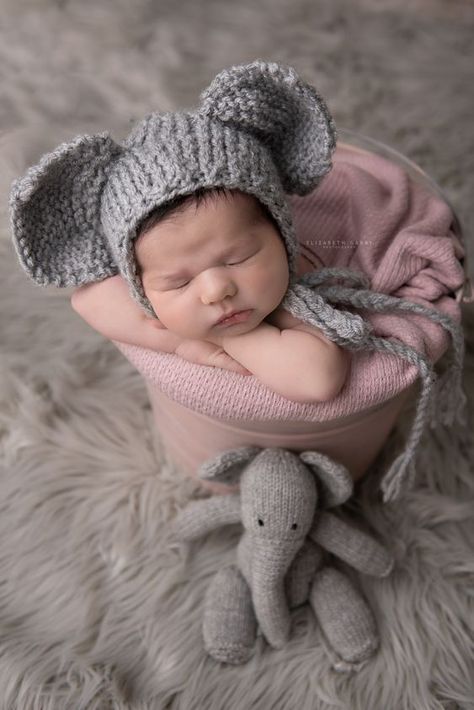 Elephant Newborn Pictures, Elephant Baby Room Ideas, Ideas Fotos En Casa, Elephant Baby Room, Infant Photography Ideas, Photoshoot Ideas Baby, Newborn Baby Pictures, Newborn Photoshoot Ideas, Newborn Photography Outfit