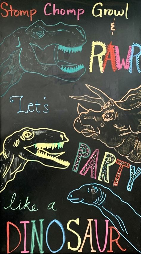 Dinosaur Birthday Chalkboard Sign, Dinosaur Chalkboard Art, Chalk Dinosaur Drawing, Dinosaur Chalk Art, Dinosaur Birthday Sign, Chalk Animals, Pizarras Ideas, Dinosaur Chalkboard, Happy Birthday Chalkboard