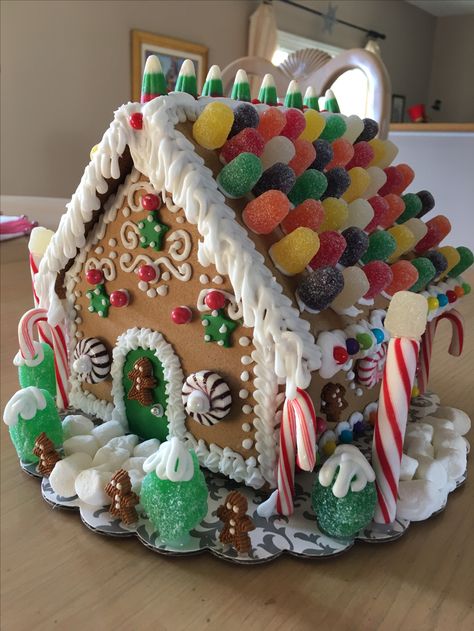 At Home Gingerbread House, Ginger Bread Houses Ideas Creative, Gingerbread House Decoration Ideas, Candy Gingerbread House, Ginger Bread House Ideas Creative, Gingerbread House Idea, Ginger Bread House Ideas Decorations, Gingerbread House Ideas Easy, Creative Gingerbread House Ideas