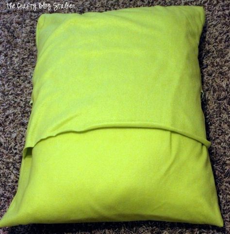 How to Make a Spoiled Dog Bed | Pet Bed Ideas | Pillow | DIY Diy Dog Blankets, Diy Dog Bed Pillow, Pallet Dog Bed, Dog Bed Sewing Pattern, Bed Tutorial, Fleece Dog Bed, Spoiled Dog, Diy Pet Bed, 1001 Pallets