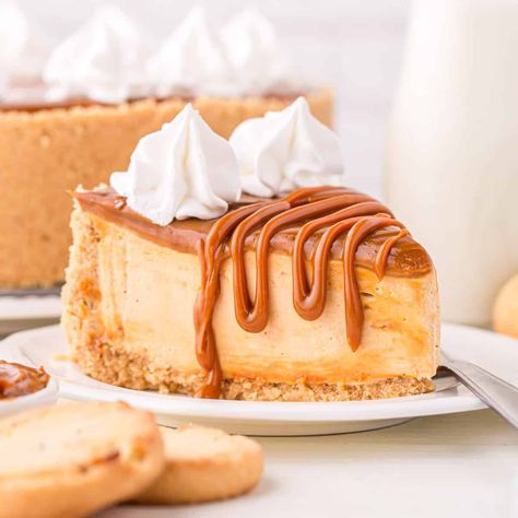 This simple, no-bake Dulce de Leche Cheesecake recipe requires just 7 ingredients to create a dessert that's bursting with creamy texture and rich caramel flavors.This no-bake cheesecake is the perfect easy treat for any occasion that will have you savoring every last bite. No Bake Caramel Cheesecake, Cheesecake No Bake, Easy Treat, Caramel Cheesecake, Easy Cheesecake Recipes, Cold Desserts, Yummy Dessert, Easy Cheesecake, Cream Cheese Recipes