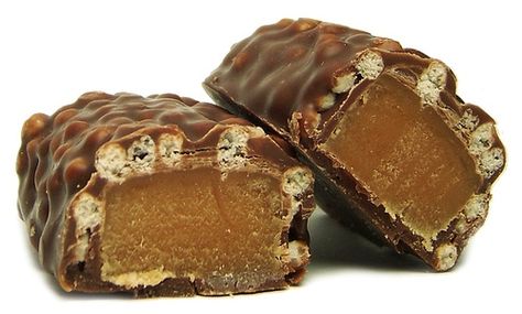 Million Dollar Candy Bar (100 Grand Bar). 100 Grand Candy Bar, Candy Bar Recipe, Caramel Bars, Copycat Restaurant Recipes, Dessert Tray, Candy Desserts, Candy Bars, Favorite Candy, Million Dollar