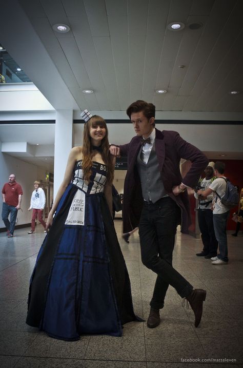 TARDIS and eleventh doctor cosplay Tardis Costume, Doctor Who Costume, Tardis Cosplay, Who Costume, First Doctor, Eleventh Doctor, Matt Smith, Part Time, Doctor Who