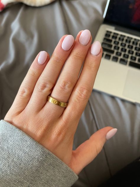 Short almond dip powder nails Simple Dipped Nail Ideas, Trendy Neutral Nails Short Round, Short Nail Inspo Neutral, Short Simple Dip Nails, Short Oval Pearl Nails, Short Round Simple Nails, Nail Inspo For Small Nails, Nail Color Ideas For Short Nails, Oval Nail Shape Short