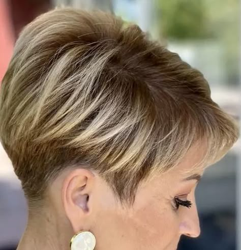 Edgy Pixie Hairstyles, Pixie Cut With Bangs, Short Hair Pixie Cuts, Short Hairstyles For Thick Hair, Edgy Short Hair, Blonde Pixie Cuts, Haircut For Older Women, Penteado Cabelo Curto, Short Pixie Haircuts