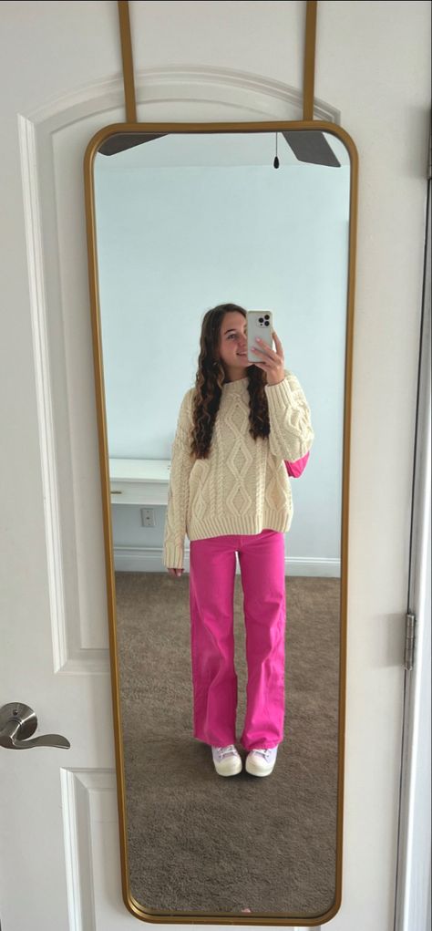 Mirror picture of my outfit with cream sweater pink bag and pink pants Outfits With Pink Pants Winter, Styling Pink Leggings, Fun Pants Outfit Winter, Bright Sweatpants Outfit, Light Pink Pants Outfit Winter, Dark Pink Jeans Outfit, Pink Denim Jeans Outfit, Pink Crew Neck Outfit, Outfit Jean Rose