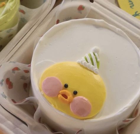 Duck Birthday Party Decorations, Duck Bento Cake, Duck Cakes Birthday, Chicken Cakes Birthday, Chicken Cake Design, Duck Cake Ideas, Cute Duck Cake, Cute Bento Cake, Korean Bento Cake