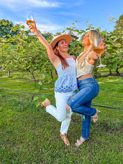 Cute pose idea for wine night with friends Wine Tasting Photo Poses, Vineyard Photoshoot Friends, Winery Poses Friends, Wine Nights With Friends, Winery Pics Ideas, Wine Tasting Friends, Wine Date Night, Winery Friend Pictures, Friendship Shoot