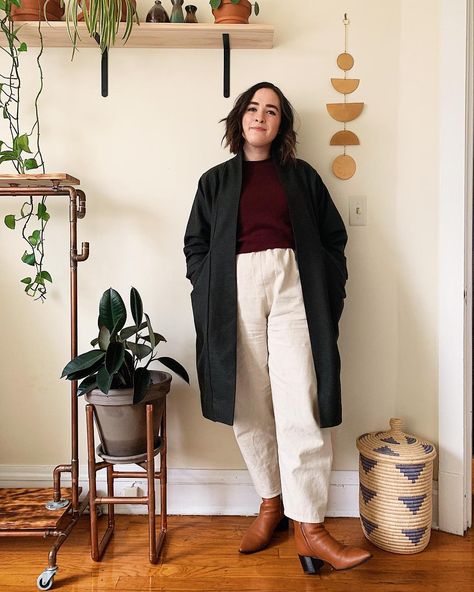 Shannon Buckley on Instagram: “Wait, colors and neutrals can coexist? 😂 I seem to have an all-or-nothing tendency with color, but I’m trying to convince myself I can do…” Twee Style, Mom Inspo, Elegant Boots, Tweed Pants, Comfort Fashion, Dark Academia Fashion, Academia Fashion, Textured Cardigan, Stylish Work Attire