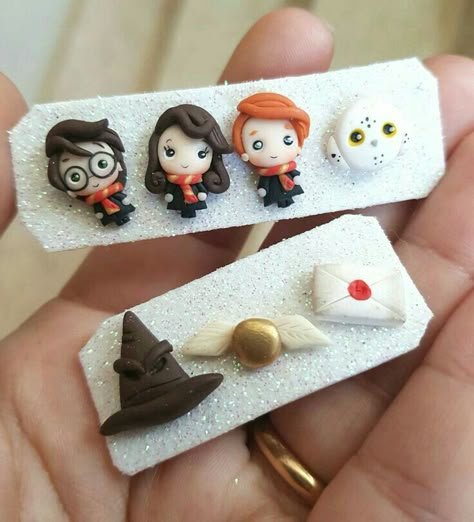 Kawaii Harry Potter, Harry Potter Earrings, Fimo Kawaii, Polymer Clay Disney, Harry Potter Charms, Fan Boy, Potters Clay, Clay Studs, Anniversaire Harry Potter