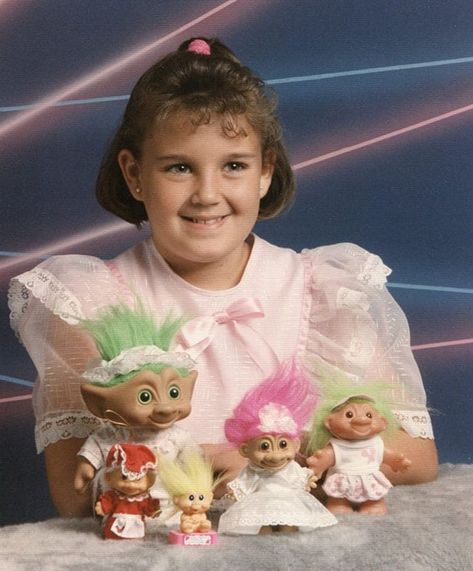 School was tough enough without taking photo evidence of it. Still, it's fun to check out these awkward school photos that will not only make you cringe but make you glad that you no longer attend school! #top5 #topfive #funny #funnypics #funnypictures 80s Portraits, 90s Kid Aesthetic, Family Portraits Studio, Awkward Family Pictures, Nyc 90s, Bad Family Photos, Funny Portraits, School Baking, Ellie Core