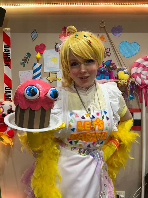 Chika Cosplay Fnaf, Five Nights At Freddy’s Cosplay, Chica Fnaf Cosplay, Chica Cosplay Fnaf, Freddy Fazbear Cosplay, Toy Chica Cosplay, Chica Cupcake, Chica Costume, Fnaf Outfits