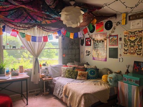 Earthy Indie Bedroom, 2020 Indie Room, Bedroom Ideas Artsy, Vintage Indie Bedroom, Small Hippie Bedroom, Artistic Bedroom Ideas, Cluttercore Bedroom Aesthetic, Hippie Bedroom Aesthetic, Sewing Bedroom