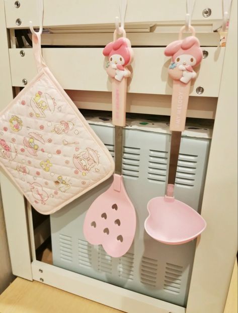 Sanrio Appliances, Kawaii Appliances, Sanrio Kitchenware, Kawaii Kitchen Accessories, Sanrio Apartment, Kawaii Utensils, Kawaii Dishes, Sanrio Bathroom, Dream Cottage Interior