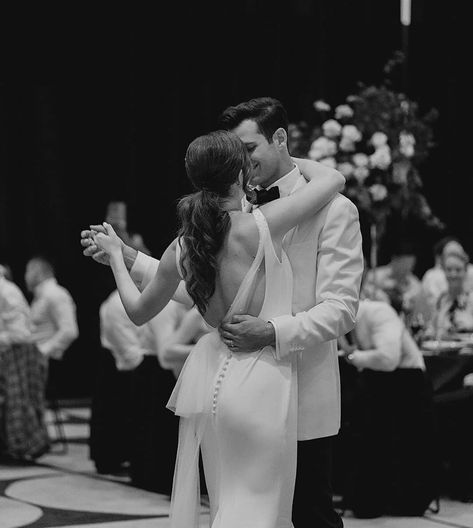 First Dance Wedding, First Dance Photos, Wedding Portrait Poses, Creative Wedding Photo, Wedding Picture Poses, When I Get Married, Wedding Photography Styles, Bride And Groom Photos, Wedding Dance