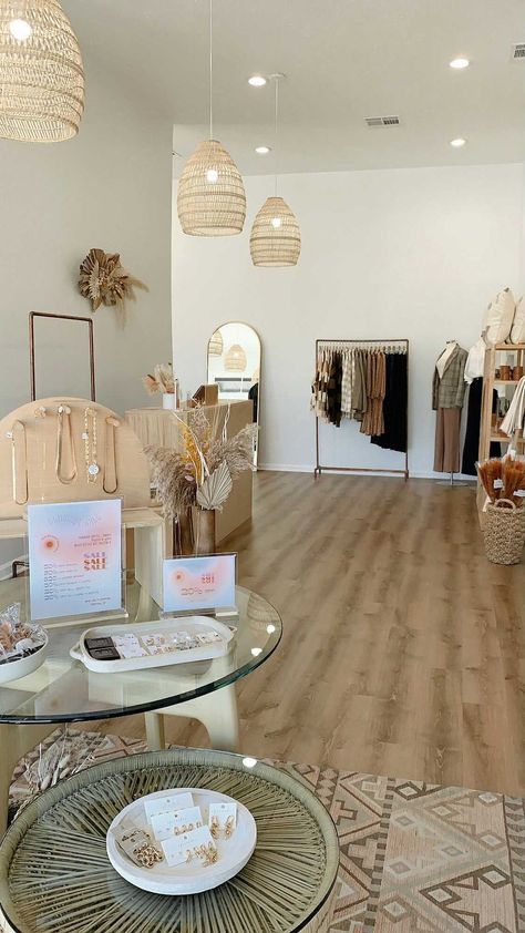 Retail Boutique Decor, Showroom Design Ideas, Boutique Exterior, Clothing Booth Display, Boutique Aesthetic, Showroom Ideas, Mini Boutique, Store Design Boutique, Retail Boutique