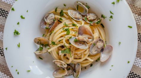 Linguine with White Clam Sauce Dinner Night Recipes, Clam Spaghetti Recipe, Linguine With White Clam Sauce, Feast Of 7 Fishes, Naples Food, Spaghetti With Clams, Clams Recipe, Italian Sauces, Healthy Recipes Chicken