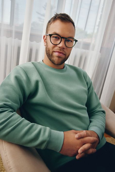 Taylor Hall X BonLook Taylor wears the Leo Grass. Rounded frames that benefit from the elegance of a distinct keyhole bridge with an angular finish. Taylor Hall, Men's Glasses, Eyewear Trends, Leo Men, Glasses Shop, Men's Eyeglasses, Cat Eye Frames, Chic Accessories, Mens Glasses