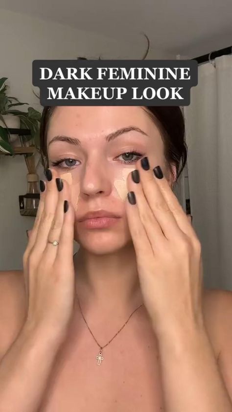 Black Feminine Makeup, Dark Feminine Makeup Ideas, Popular Makeup Looks 2023, Dark Femenine Makeup Looks, Easy Date Makeup, Infj Makeup Look, Elegant Make Up Tutorial, Dark Feminine Look Makeup, Dark Feminine Makeup Round Face