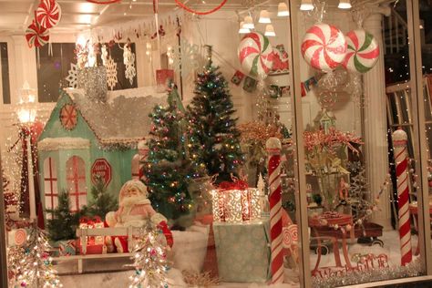 A Peppermint Christmas display. Retro Christmas Window Display, Peppermint Window Display, Antique Christmas Window Display, Christmas Window Display Retail, Christmas Store Displays, Christmas Shop Displays, Christmas Window Displays, Christmas Shop Window, Holiday Window Display