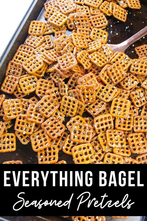 Everything Bagel Seasoning Appetizer, Everything Bagel Seasoning Pretzels, Snyder Pretzel Recipes, Everything Bagel Seasoning Crackers, Snacks With Everything Bagel Seasoning, Snacks Using Ritz Crackers, Everything Bagel Pretzels, Healthy Pretzel Snacks, Recipes Using Everything Bagel Seasoning