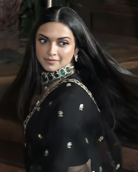 Mastani Deepika Padukone, Deepika Padukone Hair, Deepika Padukone Saree, Dipika Padukone, Light Makeup Looks, Deepika Padukone Style, Celebrity Casual Outfits, Bangs With Medium Hair, Indian Look