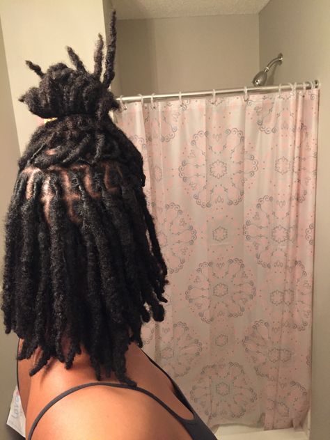 Loc method: 2 strand twist Loc count: 76 Locs started: 10.19.17 10 months in @hunnibunnbunn on ig Leda Muir, Natural Dreadlocks, Beautiful Dreadlocks, Short Locs Hairstyles, Hairstyles Videos, Dreads Styles, Hairstyles Braided, Dreadlock Hairstyles, Scene Hair