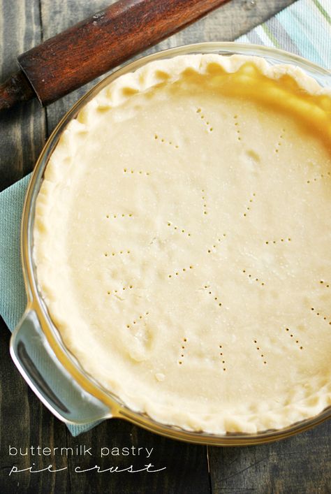 Buttermilk makes everything better, including pie crust! Almond Flour Pie Crust, Pastry Pie Crust, Tarte Vegan, Flaky Pie Crust Recipe, Plum Pie, Buttery Pie Crust, Fried Pies, Pie Crust Recipe, Yummy Deserts