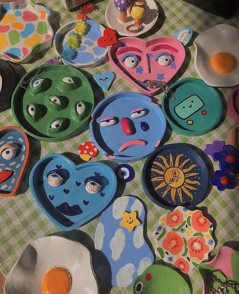 Clay Things To Make Aesthetic, Pottery Ashtray Aesthetic, Clay Dish Ideas Aesthetic, Clay Tray Ideas Aesthetic, Clay Tray Painting Ideas, Ring Tray Ideas, Clay Ashtray Ideas Aesthetic, Clay Inspo Aesthetic, Diy Clay Tray