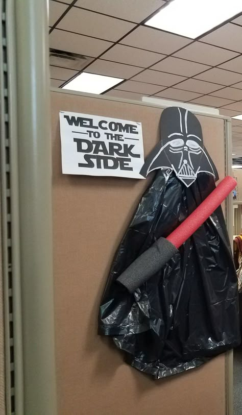 Star Wars Photo Backdrop Diy, Darth Vader Decorations Birthday Parties, Star Wars Theme Decoration, Diy Star Wars Halloween Decorations, Star Wars Adult Party Decorations, Starwars Birthday Decorations Ideas, Diy Star Wars Decorations Party, Star Wars Hallway Decorations, Star Wars Party Decorations Birthdays