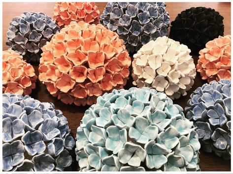 Ceramic Hydrangea, Hydrangea Ceramic, Clay Hydrangea, Ceramic Rattles, Diy Fleur, Ceramic Art Sculpture, Clay Wall Art, Cemetery Flowers, Pottery Crafts