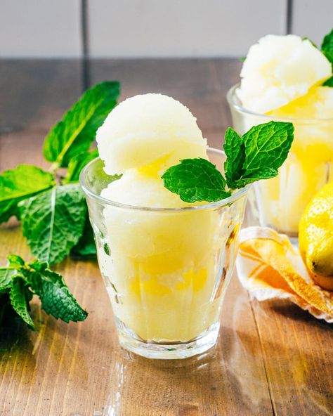 Easy Lemon Sorbet, Frozen Lemon Dessert, Popsicle Ideas, Lemon Sorbet Recipe, Dessert Lemon, Stomach Rumbling, Best Lemon Bars, Granitas, Citrus Desserts